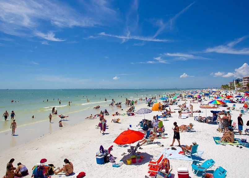 Historic downtown Fort Myers with shops and scenic riverfront, easily accessible from Arcadia Florida accommodations near attractions.