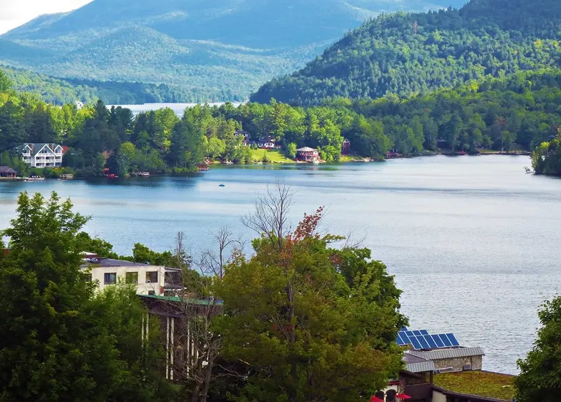 Sunset over a tranquil Florida lake surrounded by natural beauty, one of the relaxing Tourist spots in Arcadia, Florida.